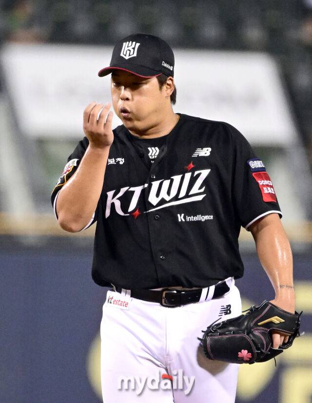 2025년 7월 31일 오후 서울 잠실구장에서 열린 '2025 신한 SOL뱅크 KBO 리그' KT 위즈와 LG 트윈스의 경기.KT 강백호가 8회말 구원등판해 투구를 준비하고 있다.