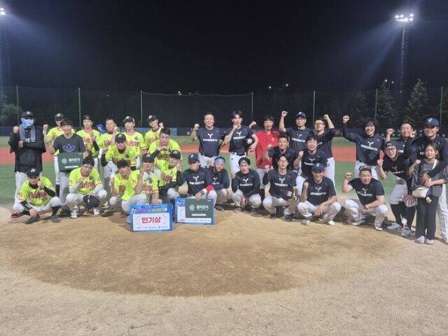 지난달 28일 고양 장항야구장에서 열린 더킴로펌배 제19회 한스타 연예인 야구대회 알바트로스(왼쪽)와 공놀이야 경기에서 선수들이 경기 후 파이팅을 외치고 있다./한스타미디어