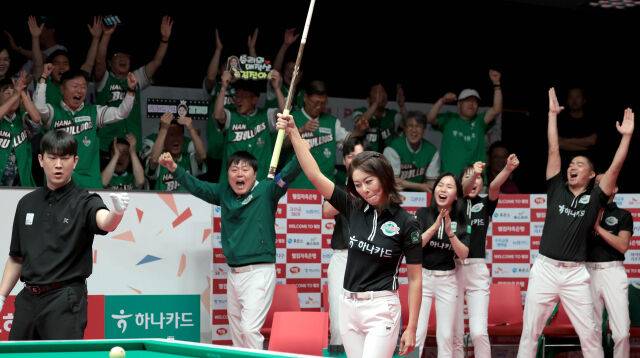 김가영이 1라운드 우승을 확정하는 샷을 성공하고 큐를 번쩍 들어올리고 있다./PBA