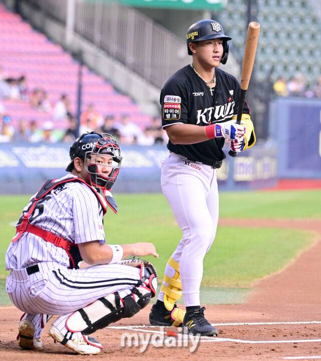 2025년 7월 31일 오후 서울 잠실구장에서 열린 '2025 신한 SOL뱅크 KBO 리그' KT 위즈와 LG 트윈스의 경기. KT 안현민이 1회초 1사 2루서 타석에 들어서고 있다./마이데일리