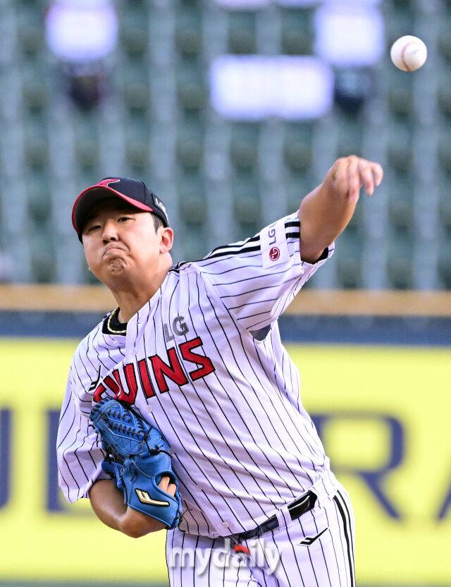 2025년 7월 31일 오후 서울 잠실구장에서 열린 '2025 신한 SOL뱅크 KBO 리그' KT 위즈와 LG 트윈스의 경기. LG 선발투수 송승기가 역투하고 있다./마이데일리