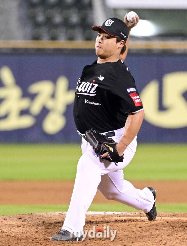 KT 강백호가 투수로 등판해 역투하고 있다 / 잠실 = 유진형 기자 zolong@mydaily.co.kr