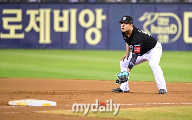KT 강백호가 시즌 첫 1루수를 보고 있다 / 잠실 = 유진형 기자 zolong@mydialy.co.kr