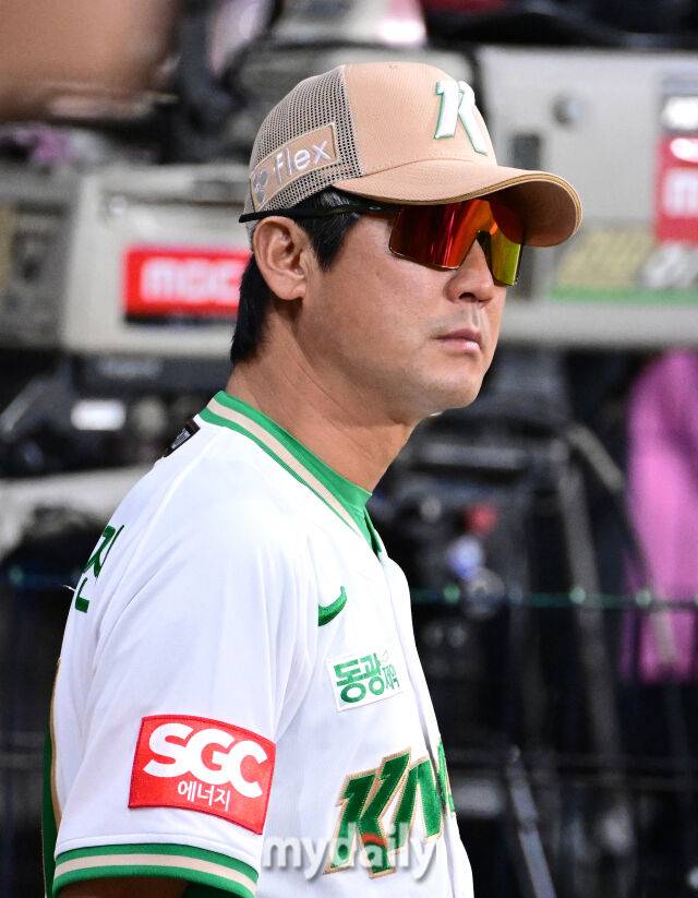 2025년 7월 23일 오후 서울 고척스카이돔에서 열린 '2025 신한 SOL뱅크 KBO 리그' 롯데 자이언츠와 키움 히어로즈의 경기. 키움 설종진 감독대행이 경기를 지켜보고 있다./마이데일리