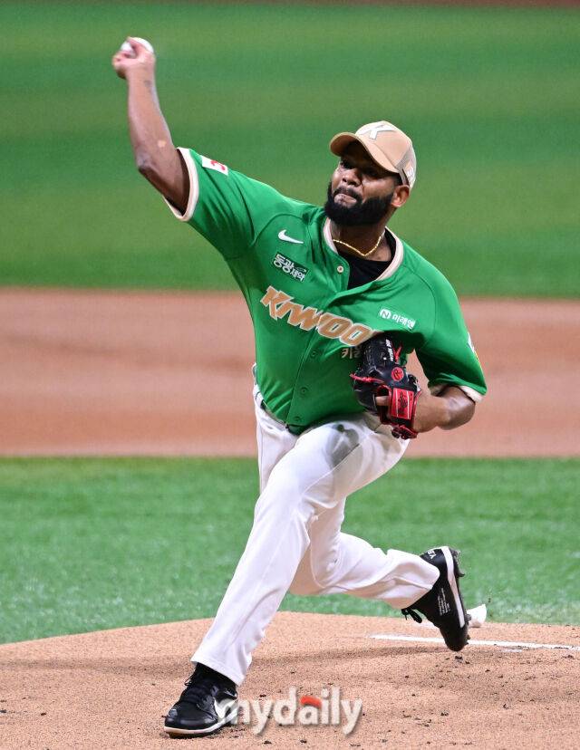 2025년 8월 1일 오후 서울 고척스카이돔에서 열린 '2025 신한 SOL뱅크 KBO 리그' 롯데 자이언츠와 키움 히어로즈의 경기. 키움 선발투수 알칸타라가 역투하고 있다./고척 = 유진형 기자