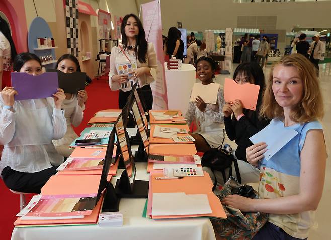 서울 동대문디자인플라자(DDP)에서 열린 ‘2025 코리아뷰티페스티벌’을 찾은 외국인들이 각종 체험을 하고 있다.  [연합]