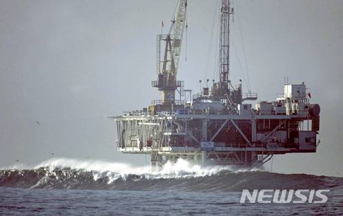 【실비치=AP/뉴시스】 미국 캘리포니아 주 실 비치 연안에 있는 원유 채굴 시설. 2018.04.12