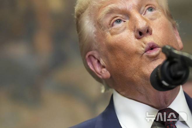 [워싱턴=AP/뉴시스] 트럼프 대통령은 제조업 부활과 '새로운 황금기'를 내세우며 외국산 제품에 높은 관세 장벽을 세웠다. 31일(현지 시간) 세계 각국에 부과하는 상호관세 조정 행정명령에 서명했고, 8월 7일부터 발효된다. 사진은 도널드 트럼프 미국 대통령이 이날 백악관에서 열린 행정명령 서명식에서 발언하고 있다. 2025.07.31.