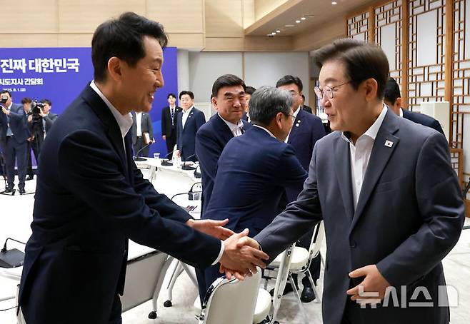 [서울=뉴시스] 고범준 기자 = 이재명 대통령이 1일 서울 용산 대통령실 청사에서 열린 전국 시도지사 간담회에 입장하며 오세훈 서울시장과 악수하고 있다. (대통령실통신사진기자단) 2025.08.01. bjko@newsis.com