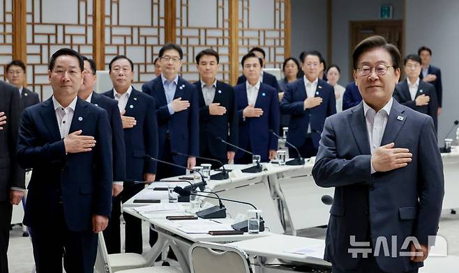 [서울=뉴시스] 고범준 기자 = 이재명 대통령이 1일 서울 용산 대통령실 청사에서 열린 전국 시도지사 간담회에서 국민의례를 하고 있다. (대통령실통신사진기자단) 2025.08.01. bjko@newsis.com