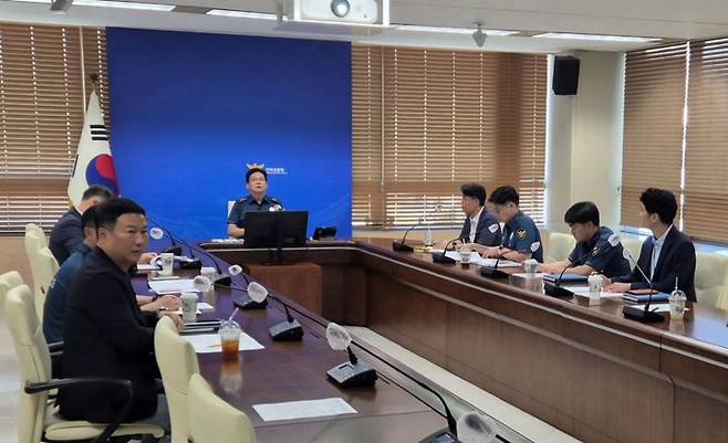 [전주=뉴시스] 1일 전북 전주시 전북경찰청 청사에서 김철문 전북경찰청장(가운데) 주재로 '관계성 범죄 총력대응 실무회의'가 진행되고 있다. (사진=전북경찰청 제공) 2025.08.01. photo@newsis.com *재판매 및 DB 금지