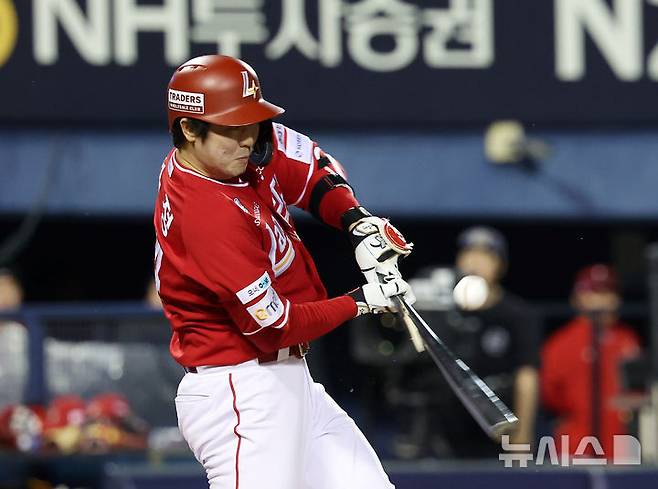 [서울=뉴시스] 김명년 기자 = 21일 서울 송파구 잠실야구장에서 열린 2025 KBO리그 SSG 랜더스와 두산 베어스의 경기, 6회초 무사 주자 1,2루 상황 SSG 최정이 타격하고 있다. 2025.05.21. kmn@newsis.com