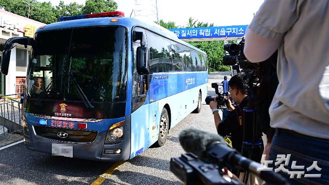 김건희 특검팀이 윤석열 전 대통령에 대한 체포영장 집행에 나섰지만 결국 무산된 가운데 1일 오전 경기 의왕시 서울구치소 앞에 법무부 교정본부 차량이 빠져나오고 있다. 류영주 기자