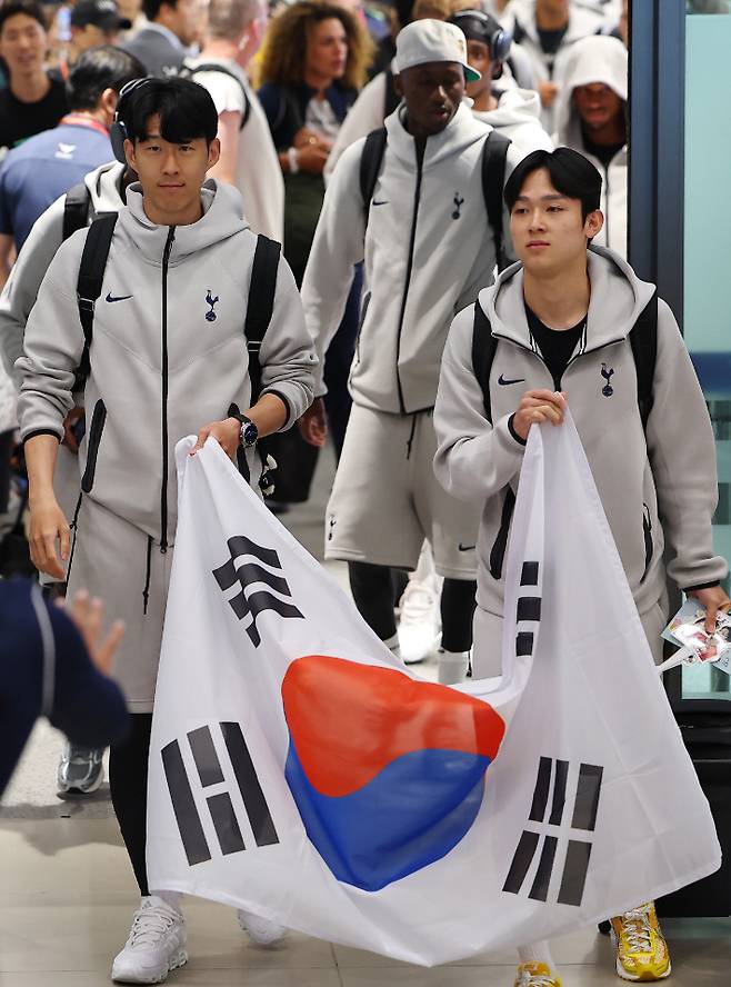 손흥민과 양민혁. 연합뉴스