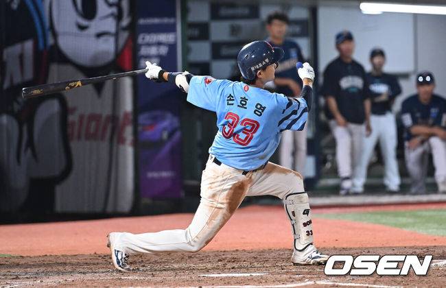 [OSEN=부산, 이석우 기자] 31일 부산 사직야구장에서 2025 신한 SOL 뱅크 KBO 리그 롯데 자이언츠와 NC 다이노스의 경기가 열렸다. 홈팀 롯데는 데이비슨이, 방문팀 NC는 김녹원이 선발 출전했다.롯데 자이언츠 손호영이 3회말 2사 만루 좌월 만루 홈런을 치고 있다. 2025.07.31 / foto0307@osen.co.kr