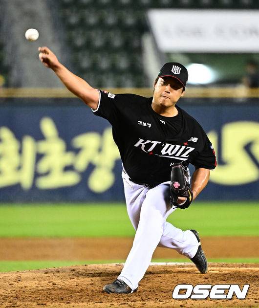 [OSEN=잠실, 지형준 기자] 31일 오후 서울 잠실구장에서 ‘2025 신한 SOL Bank KBO리그’ LG 트윈스와 KT 위즈의 경기가 열렸다.LG는 송승기, KT는 헤이수스가 선발로 나섰다.8회말 KT 강백호가 역투하고 있다. 2025.07.31 / jpnews@osen.co.kr
