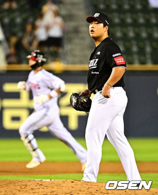 [OSEN=잠실, 지형준 기자] 31일 오후 서울 잠실구장에서 ‘2025 신한 SOL Bank KBO리그’ LG 트윈스와 KT 위즈의 경기가 열렸다.LG는 송승기, KT는 헤이수스가 선발로 나섰다.8회말 무사에서 KT 강백호가 LG 이주헌에 좌월 솔로포를 허용하며 아쉬워하고 있다. 2025.07.31 / jpnews@osen.co.kr