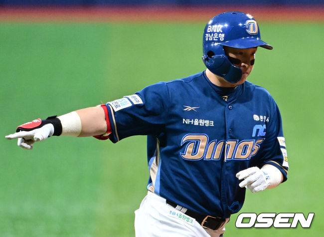 [OSEN=고척, 조은정 기자] 1회초 2사 1,2루 NC 손아섭이 좌익선상으로 선취 1타점 적시타를 날린 뒤 세리머니를 하고 있다. 2025.06.11 /cej@osen.co.kr