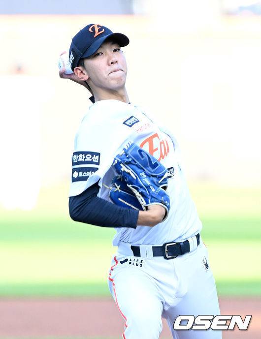 [OSEN=대전, 이대선 기자] 1회초 무사에서 한화 선발투수 황준서가 역투하고 있다. 2025.07.10 /sunday@osen.co.kr