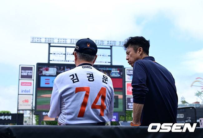 [OSEN=대전, 지형준 기자] 한화 손혁 단장과 김경문 감독이 이야기를 나누고 있다. 2025.06.14 /jpnews@osen.co.kr