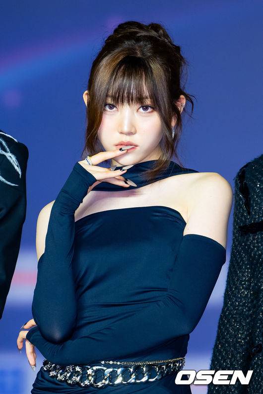 [OSEN=고양, 민경훈 기자] 26일 오후 경기도 고양시 일산서구 킨텍스 제1전시장에서 '2025 SBS 가요대전 Summer' 블루카펫 행사가 열렸다.이날 블루카펫에는 아이브(IVE), 있지(ITZY), 엔믹스(NMIXX), 엔시티 127(NCT 127), 엔시티 위시(NCT WISH), 잔나비, 폴킴, 미야오(MEOVV), 이즈나(izna), 싸이커스(xikers), 올데이 프로젝트(ALLDAY PROJECT), 아홉(AHOF), 비:퍼스트(BE:FIRST), 유스피어(USPEER)와 함께 3MC인 NCT 도영, 아이브 유진, 투모로우바이투게더 연준이 참석했다.한편, '2025 SBS 가요대전 Summer'는 26일과 27일 양일간 일산 킨텍스에서 진행된다.올데이 프로젝트 영서가 입장하며 포즈를 취하고 있다. 2025.07.26 / rumi@osen.co.kr