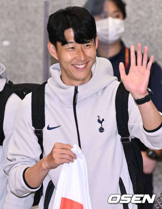 [OSEN=인천공항, 조은정 기자]토트넘 선수단이 1일 오후 인천국제공항을 통해 입국했다. 토트넘은 오는 3일 서울월드컵경기장에서 뉴캐슬(잉글랜드)과 2025 쿠팡플레이 시리즈 2경기를 치른다.잉글랜드 프리미어리그 토트넘 홋스퍼 손흥민이 팬들을 향해 손을 흔들고 있다. 2025.08.01 /cej@osen.co.kr
