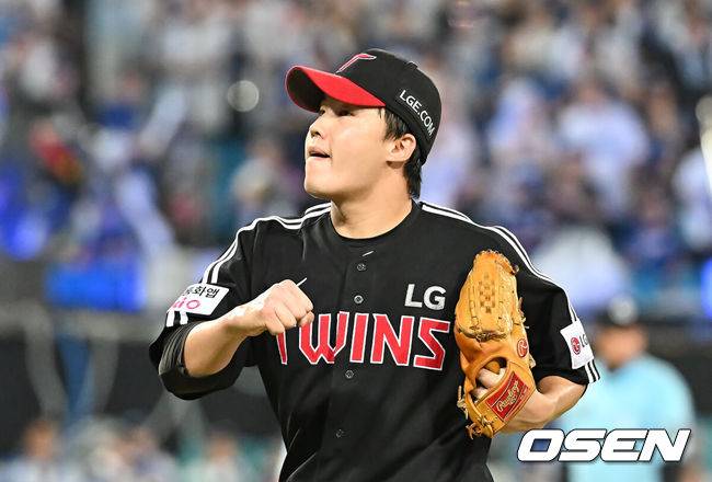 [OSEN=대구, 이석우 기자] 1일 대구삼성라이온즈파크에서 2025 신한 SOL 뱅크 KBO 리그 삼성 라이온즈와 LG 트윈스의 경기가 열렸다. 홈팀 삼성은 후라도가, 방문팀 LG는 임찬규가 선발 출전했다. LG 트윈스 임찬규가 5회말을 무실점으로 막고 주먹을 불끈 쥐고 있다. 2025.08.01 / foto0307@osen.co.kr