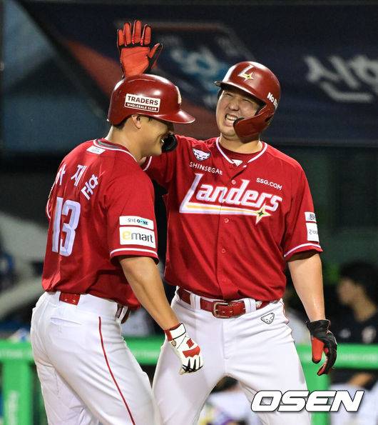 [OSEN=잠실, 지형준 기자] 1일 오후 서울 잠실구장에서 ‘2025 신한 SOL Bank KBO리그’ 두산 베어스와 SSG 랜더스의 경기가 열렸다.두산은 곽빈, SSG는 김광현이 선발로 나섰다.7회초 2사 1루에서 SSG 하재훈이 우중월 투런포를 날리며 최정과 기뻐하고 있다. 2025.08.01