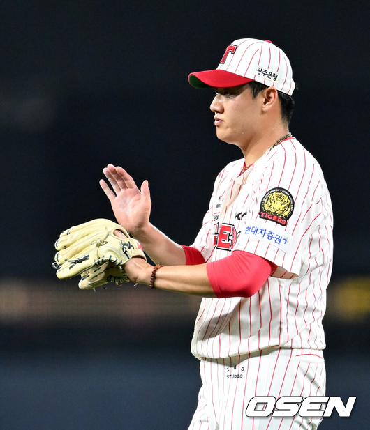 [OSEN=광주, 이대선 기자] 1일 오후 광주-기아 챔피언스필드에서 2025 신한 SOL Bank KBO리그 KIA 타이거즈와 한화 이글스의 경기가 열렸다.KIA는 이의리, 한화는 류현진을 선발 투수로 내세웠다.6회초 수비를 마친 KIA 김시훈이 박수를 치고 있다. 2025.08.01 /sunday@osen.co.kr