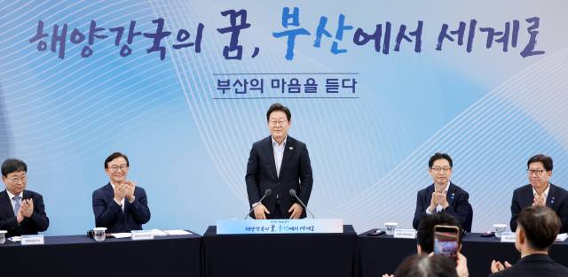 ▲ 이재명 대통령이 25일 부산 부경대에서 타운홀미팅 '부산의 마음을 듣다' 간담회 참석자들에게 인사하고 있다. 왼쪽부터 하준경 대통령실 경제성장수석, 전재수 해양수산부 장관, 이 대통령, 김경수 대통령 직속 지방시대위원장, 박형준 부산광역시장. ⓒ연합뉴스