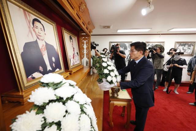 ▲국민의힘 대표 선거에 출마한 김문수 전 고용노동부 장관이 1일 오후 경북 구미시 상모동 박정희 전 대통령 생가를 방문해 헌화하고 있다. ⓒ연합뉴스