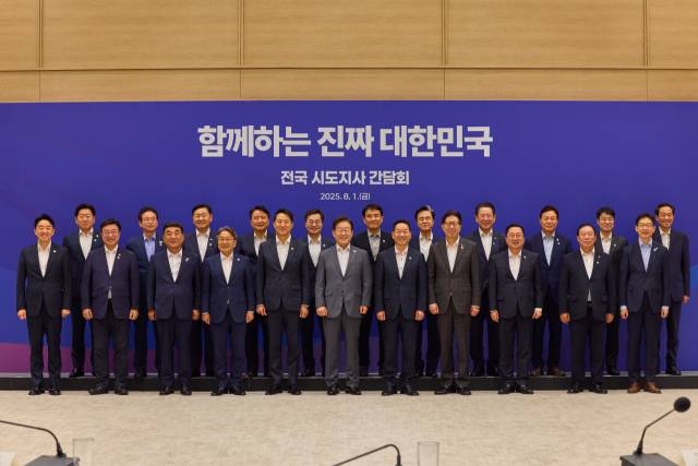 ▲이재명 대통령이 1일 서울 용산 대통령실 청사에서 전국 시도지사 간담회를 마치며 기념촬영을 하고 있다. 앞줄 왼쪽부터 강훈식 대통령비서실장, 윤호중 행정안전부 장관, 김두겸 울산시장, 강기정 광주시장, 오세훈 서울시장, 이 대통령, 대한민국시도지사협의회장 유정복 인천시장, 박형준 부산시장, 이장우 대전시장, 최민호 세종시장, 김경수 대통령 직속 지방시대위원장. 뒷줄 왼쪽부터 오영훈 제주도지사, 이철우 경북도지사, 김관영 전북도지사, 김영환 충북도지사, 김동연 경기도지사, 김진태 강원도지사, 김태흠 충남도지사, 김영록 전남도지사, 박완수 경남도지사, 김정기 대구시장 권한대행, 우상호 대통령실 정무수석. ⓒ연합뉴스