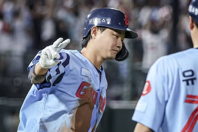 데뷔 첫 만루포를 쏘아 올린 롯데 자이언츠 손호영. 롯데 자이언츠 SNS 캡처