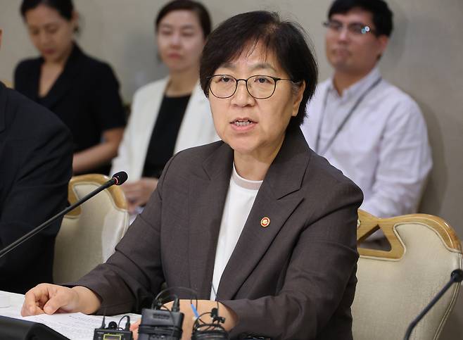 정은경 보건복지부 장관이 지난달 31일 서울 종로구 정부서울청사에서 열린 중앙생활보장위원회에 참석해 발언하고 있다. 뉴시스