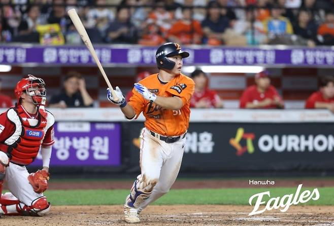 한화 이글스 문현빈이 지난달 25일 대전한화생명볼파크에서 열린 2025 KBO리그 정규시즌 SSG 랜더스와의 홈 경기에서 타격하고 있다. 한화 이글스 제공