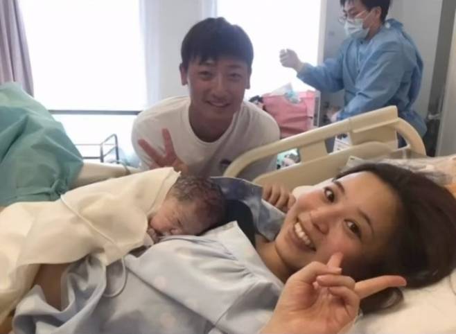 첫째 딸이 태어났을 당시 쿠리오 카즈키씨 가족의 모습. 쿠리오 카즈키 인스타그램