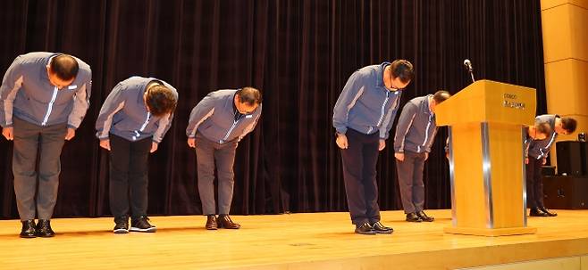 사과 인사하는 정희민 포스코이앤씨 사장 - 정희민 포스코이앤씨 사장과 임원들이 29일 인천 송도 본사에서 연이은 현장 사망사고와 관련한 담화문 발표에 앞서 관계자들과 사과 인사하고 있다. 인천 연합뉴스