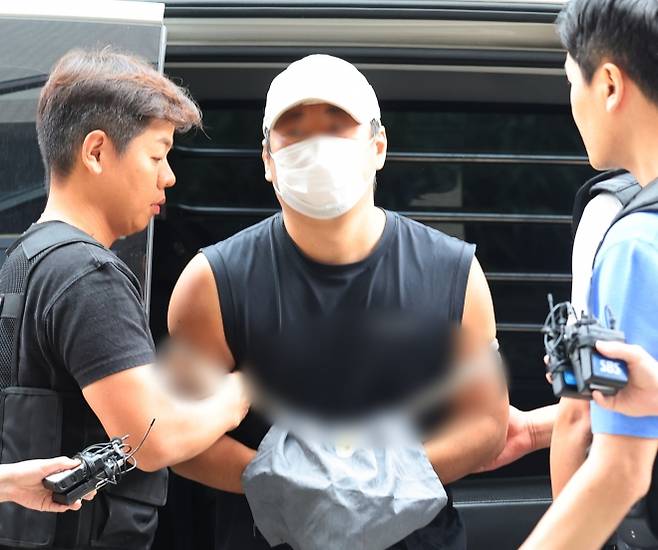 영장심사 출석하는 일가족 살해 혐의 30대 A씨 - 13일 오후 부천시 원미구 인천지방법원 부천지원으로 지난 10일 경기 김포시 한 단독주택에서 60∼70대 부모와 30대 형 등 일가족 3명을 흉기로 살해한 혐의를 받는 30대 A씨가 구속 전 피의자 심문(영장실질심사)을 받기 위해 출석하고 있다.  2025.07.13. 뉴시스