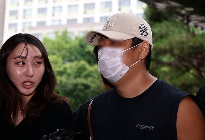 김포서 부모·형 살해한 30대, 구속 갈림길 - 부모와 형 등 자신의 가족 3명을 살해한 30대 남성 A씨가 13일 오후 경기 부천시 인천지방법원 부천지원에서 열린 구속 전 피의자 심문(영장실질심사)에 출석하고 있다. A씨는 지난 10일 오전 김포시 하성면 단독주택에서 60∼70대 부모와 30대 형 등 3명을 흉기로 찔러 살해한 혐의를 받고 있다. 2025.7.13/뉴스1