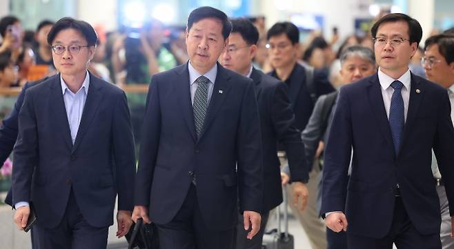 미국과의 무역협상을 마친 구윤철 경제부총리 겸 기획재정부 장관(가운데), 김정관 산업통상자원부 장관(왼쪽), 여한구 통상교섭본부장 등 한국 무역협상 대표단이 1일 인천국제공항 제2여객터미널을 통해 귀국하고 있다. 연합뉴스