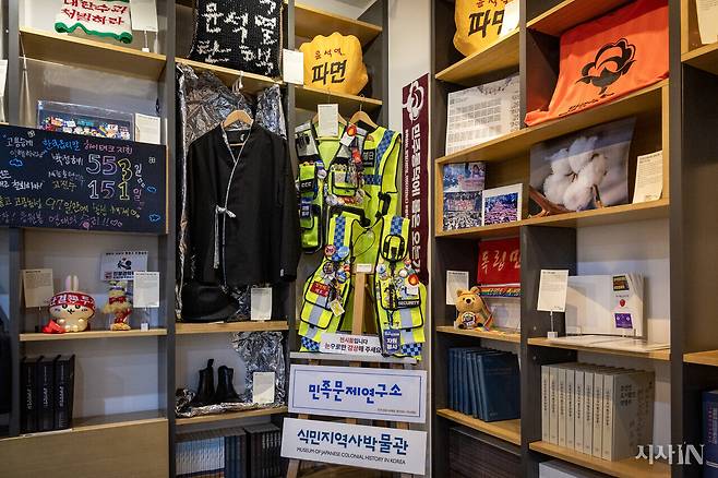 ‘민주주의와 깃발’에 전시된 윤석열 탄핵 집회의 시위 용품들. ⓒ시사IN 박미소