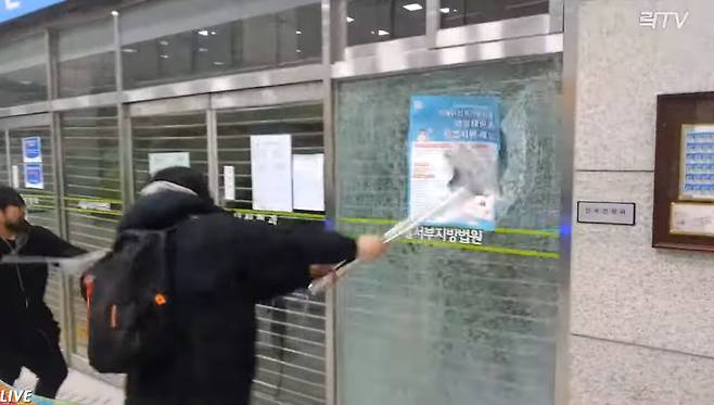 1월19일 새벽 윤석열 지지자들이 서울서부지법 청사로 난입해 폭동을 일으키고 있다. ⓒ유튜브 ‘락TV’ 화면 갈무리