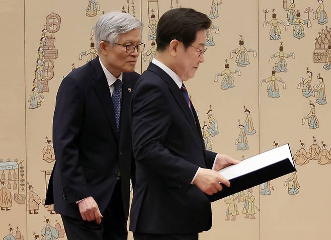 이재명 대통령이 7월28일 용산 대통령실에서 열린 신임 국무위원 및 국세청장 임명장 수여식에 참석해 있다. 왼쪽은 행사를 돕고 있는 최동석 인사혁신처장. ⓒ연합뉴스