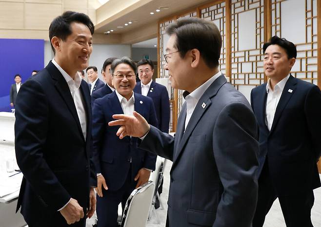 이재명 대통령이 1일 서울 용산 대통령실 청사에서 열린 전국 시도지사 간담회에서 오세훈 서울시장(왼쪽)과 대화하고 있다. ⓒ연합뉴스
