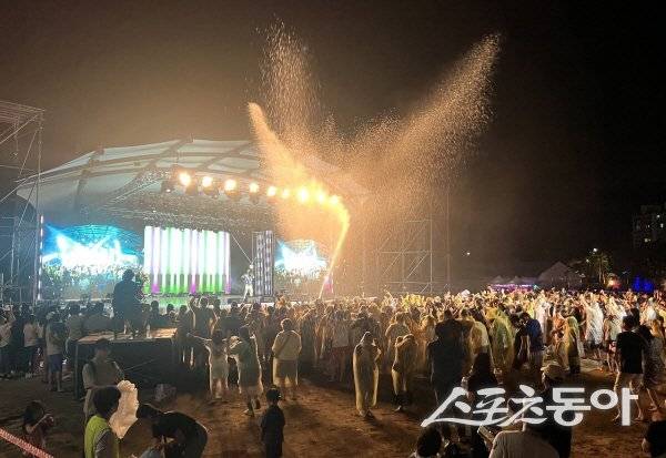 제27회 봉화은어축제 ‘은어와 함께 춤을! 레전드 물벼락쇼’가 축제의 시원함을 더하고 있다. 사진제공 ㅣ 봉화군