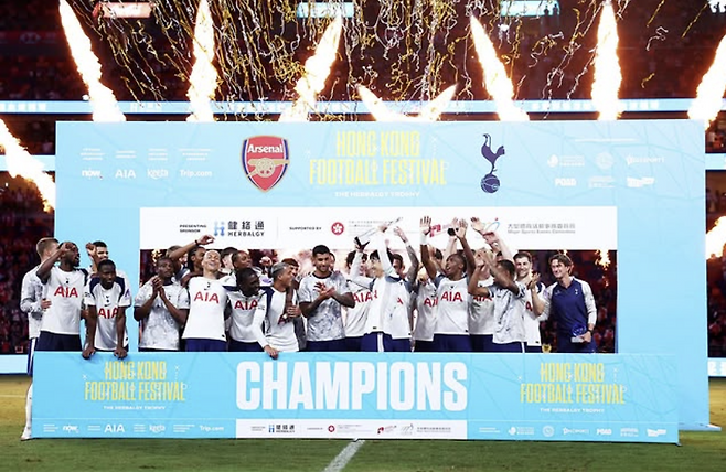 아스널을 꺾고 우승을 차지한 토트넘. 토트넘 홋스퍼 공식 SNS