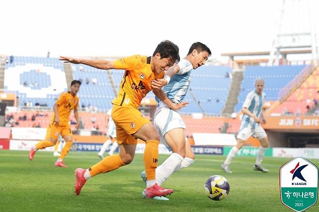 지난 5월 11일 제주 SK와 울산 HD의 경기 도중 제주 안태현과 울산 정우영이 볼을 다투고 있다. 프로축구연맹 제공