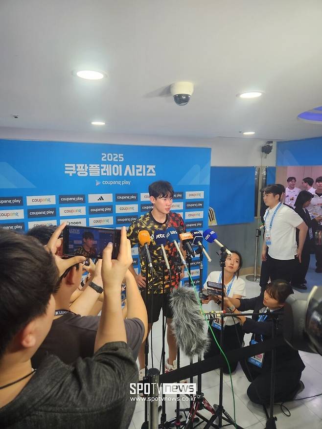 ▲ 수원 삼성 유스가 배출한 '2007년생 윙어' 박승수가 뉴캐슬 유나이티드 비공식 데뷔전을 성공적으로 치렀다. '수원 괴물'이라 불리며 승승장구하던 그는 K리그1도 경험하지 않은 채 지난달 24일 뉴캐슬에 직행했다. 그리고 이틀 전 구단 방한 일정에 동행해 금의환향했다. 지난 9년간 홈구장으로 누빈 '빅버드'에서 뉴캐슬 신인으로서 첫 인사를 건넨 박승수는 "빨리 새 팀에 적응하고 녹아들어서 잉글랜드 프리미어리그(EPL)서도 꼭 빠르게 데뷔전을 치르고 싶다"고 힘줘 말했다.