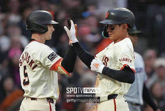 ▲ 이정후와 마이크 야스트렘스키