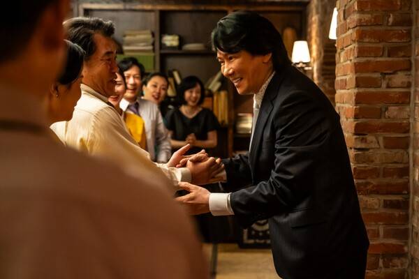 ▲ '파인: 촌뜨기들'에 가수 현인 역할로 깜짝 출연한 김장훈. 제공|월트디즈니 컴퍼니 코리아